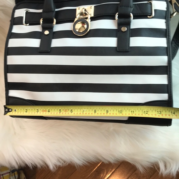 Black and White Mid Size Purse - Picture 9 of 9
